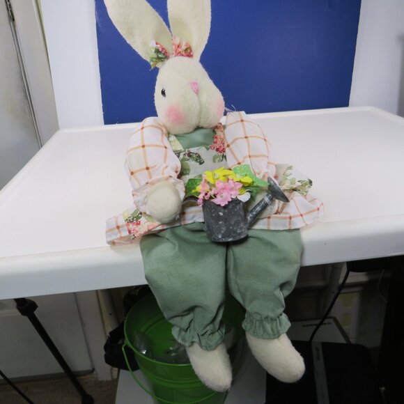 VTG White Fabric Shelf Sitter Weighted with spring flowers & watering can - Picture 1 of 10